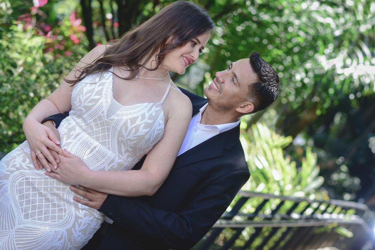 Juan y Viviana abrazados en un jardín